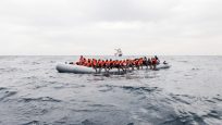 Refugiații și migranții se confruntă cu riscuri sporite în încercarea de a ajunge în Europa – Raportul UNHCR