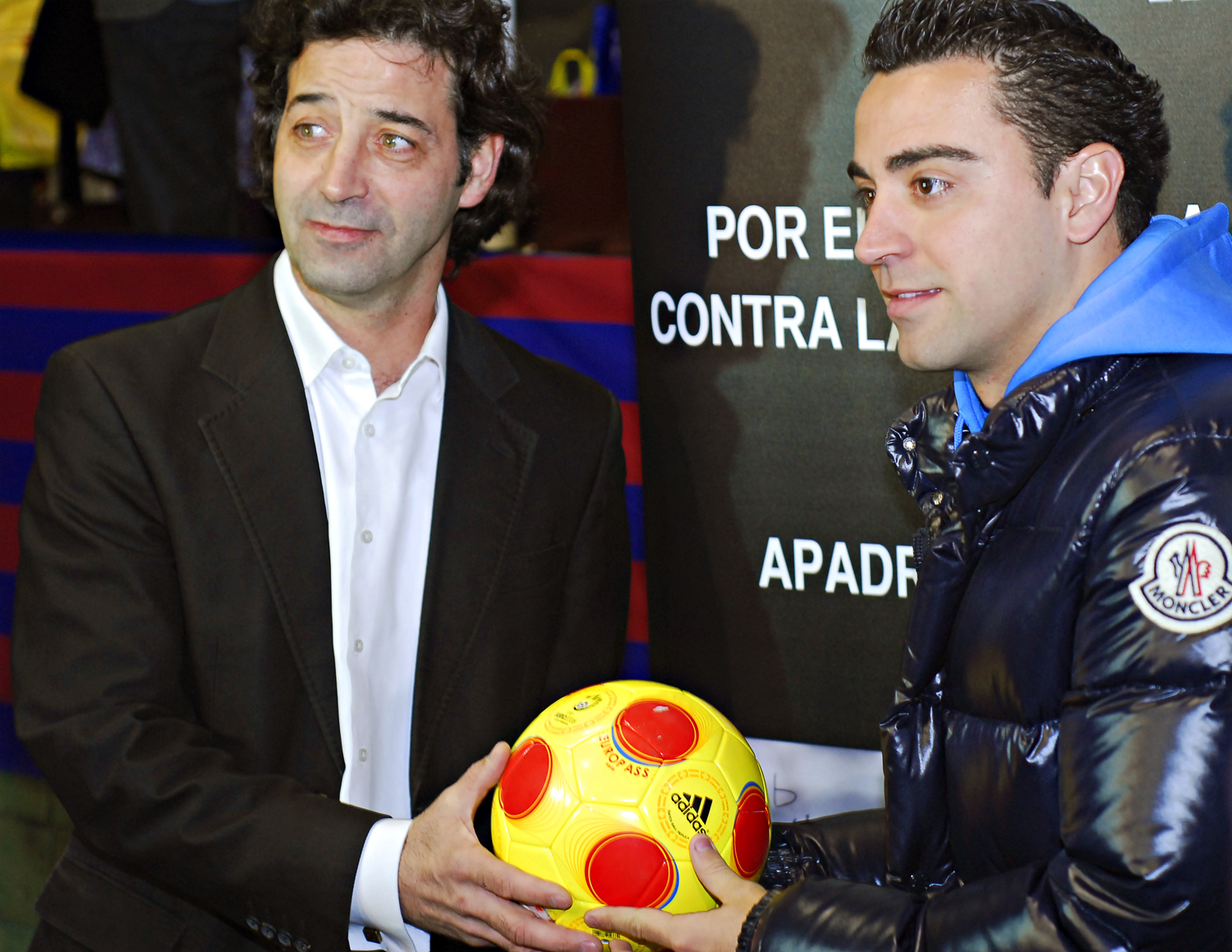 Spanish football star Xavi pledges support for refugees in Africa | UNHCR