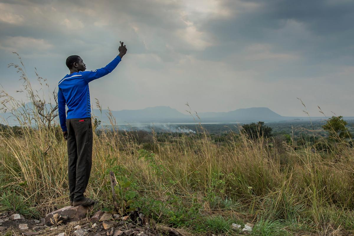 Mobile connectivity a lifeline for refugees, report finds | UNHCR