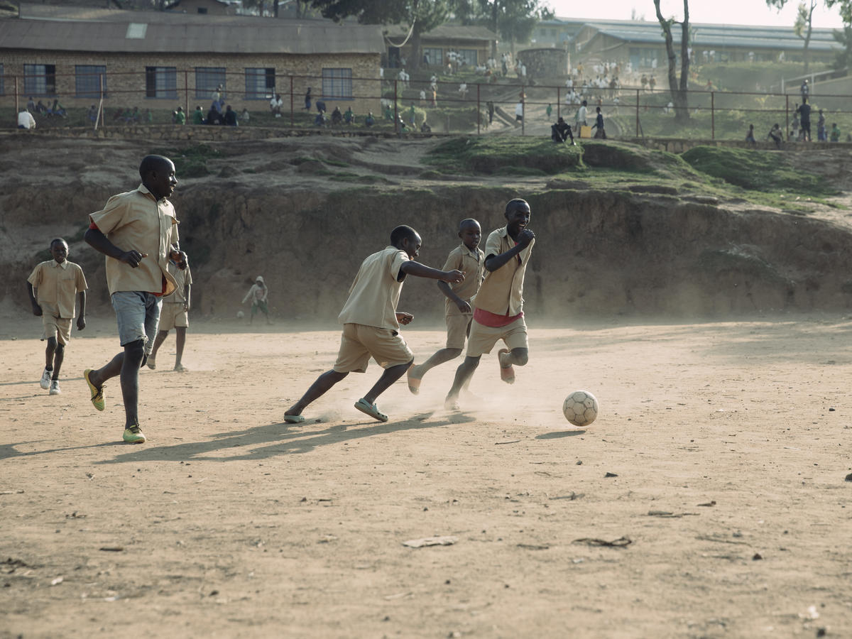 Les Enfants Jouent Au Football à L'école