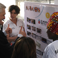 المفوض السامي فيليبو غراندي خلال لقائه باللاجئين في فعالية "ريو ريفوجيا" في ريو دي جانيرو، البرازيل، والتي تُسلّط الضوء على مساهماتهم في المجتمع المضيف من خلال فنون الطهي والحرف اليدوية. المفوض السامي فيليبو غراندي خلال لقائه باللاجئين في فعالية "ريو ريفوجيا" في ريو دي جانيرو، البرازيل، والتي تُسلّط الضوء على مساهماتهم في المجتمع المضيف من خلال فنون الطهي والحرف اليدوية.