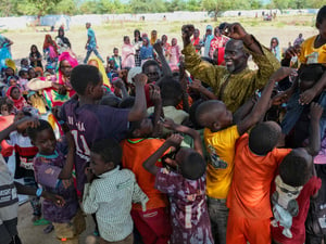 لاجئون سودانيون في جمهورية إفريقيا الوسطى يجدون المأوى في موقع مدعومٍ من مفوضية اللاجئين.