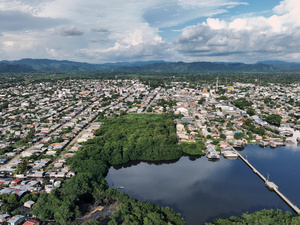 Vue aérienne de Turbo, dans le nord de la Colombie, et de ce qui reste de la forêt de mangrove environnante.