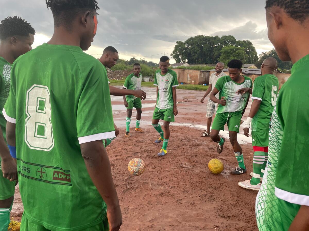 Football brings refugees and host community together in Angola | UNHCR