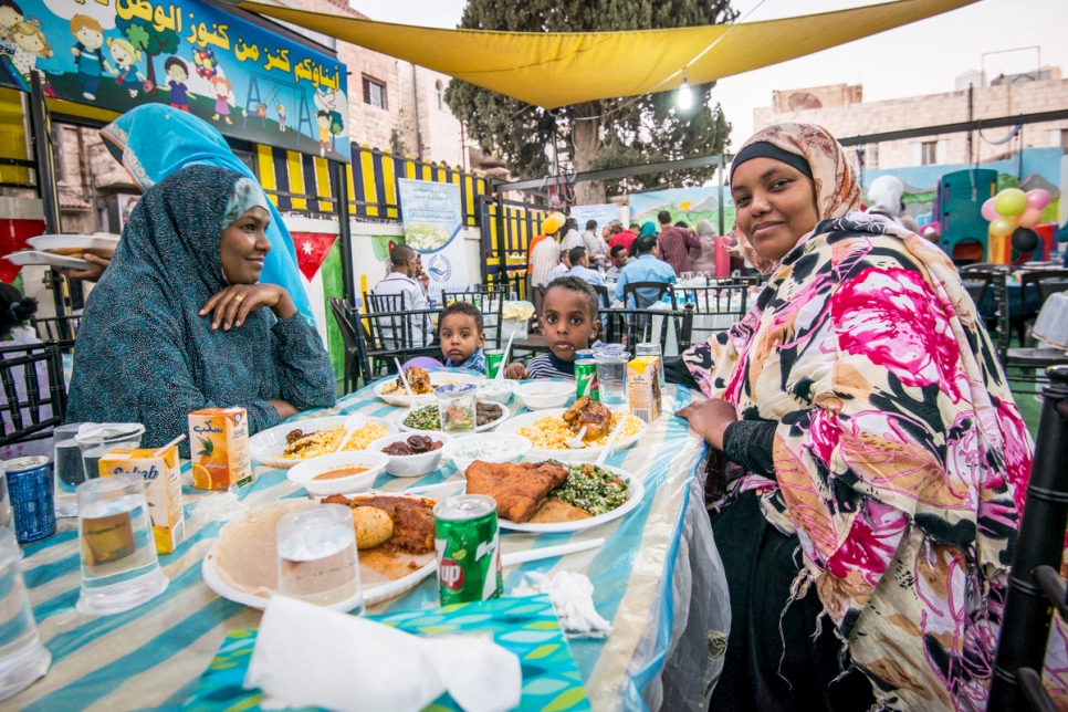 Somali refugees break the Ramadan fast at the Al Amal Orphan Society in Amman, Jordan. © UNHCR/Benoit Almeras
