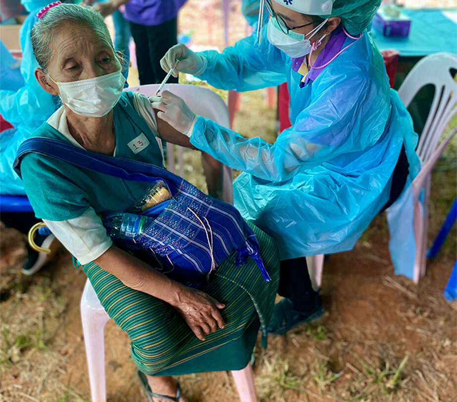 Thai Red Cross health worker prepares vaccine injection during vaccination campaign on 25 October in Tham Hin Temporary Shelter ©UNHCR/ Morgane Roussel Hemery