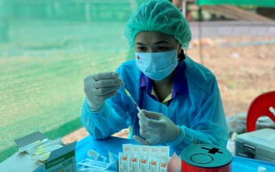 กลุ่มผู้หนีภัยจากการสู้รบที่เปราะบางในประเทศไทยเริ่มได้รับวัคซีนป้องกันโรคโควิด-19