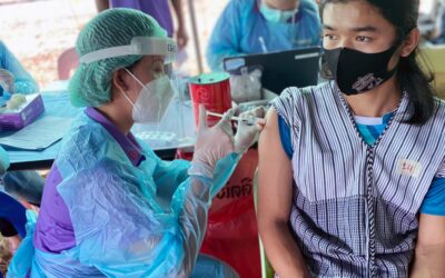 เพื่อบรรเทาความวิตกกังวลต่างๆ อาสาสมัครผู้ลี้ภัยร่วมทีมฉีดวัคซีนให้ผู้ลี้ภัยในประเทศไทย