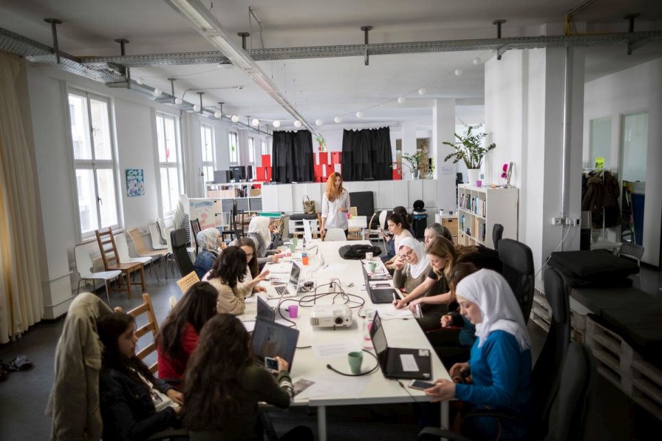 Hcr Une Ecole Allemande Aide Les Femmes Refugiees A Perfectionner Leurs Competences En Technologies