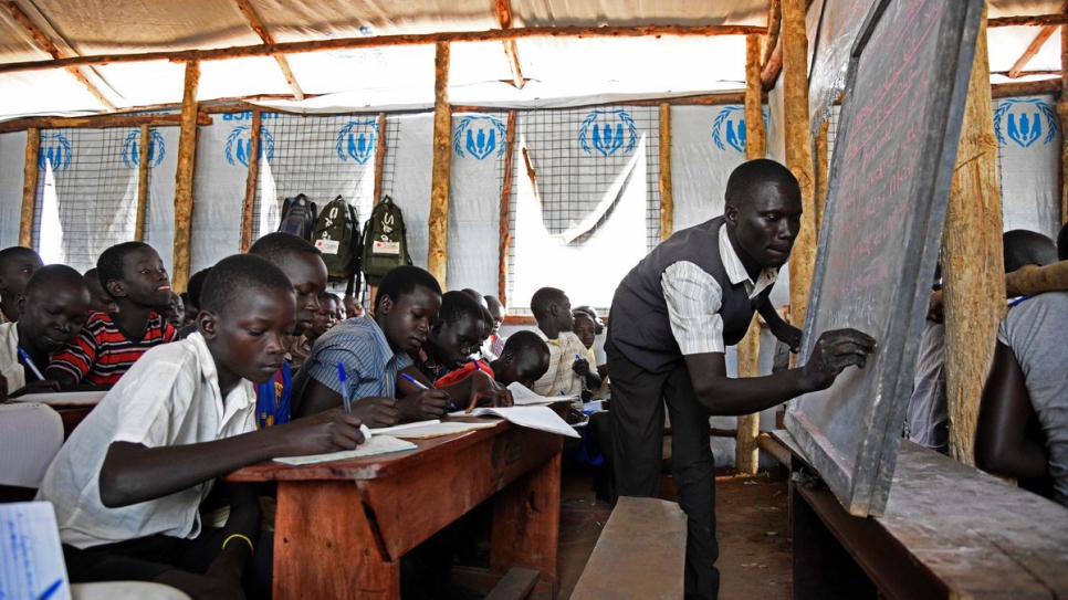 UNHCR - Eager Refugees Cram Crowded Classrooms In Ugandan School