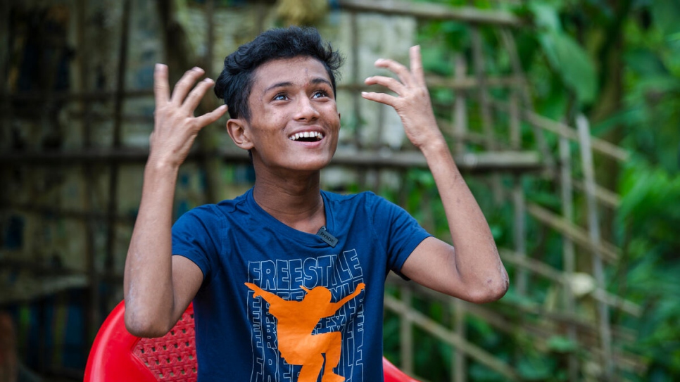 rohingya-boy-learns-language-of-photography