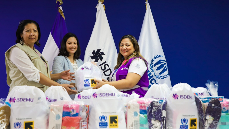 Acnur Acnur E Irc Entregan A Isdemu Kits De Higiene Y Vestimenta Para Mujeres Sobrevivientes 2915