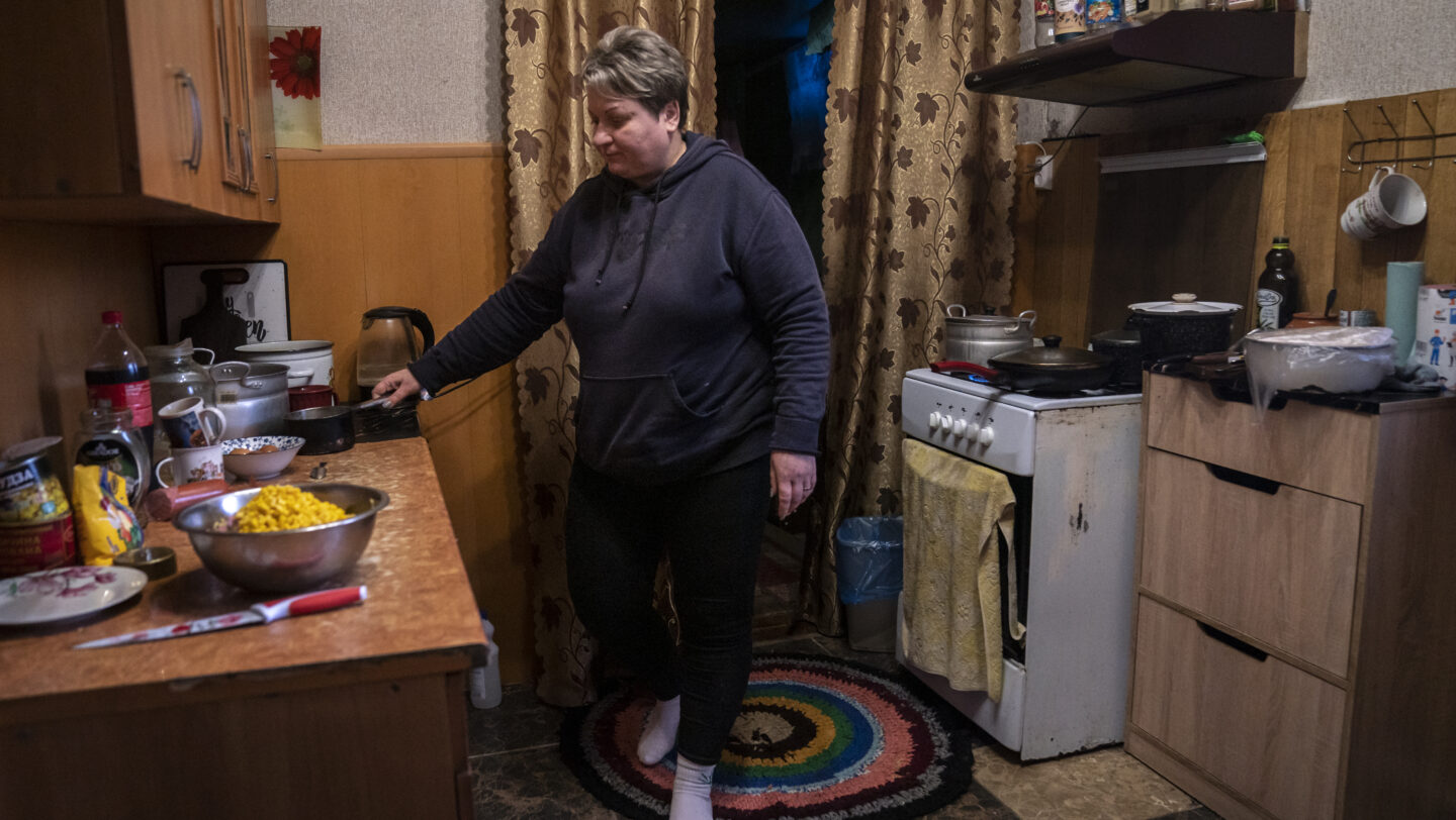 Ukraine. UNHCR repairs damaged homes for families in Ozershchyna village