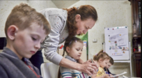Сотні тисяч українських дітей-біженців шкільного віку не навчаються у школі, попри прогрес у забезпеченні освітою