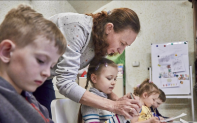 Сотні тисяч українських дітей-біженців шкільного віку не навчаються у школі, попри прогрес у забезпеченні освітою
